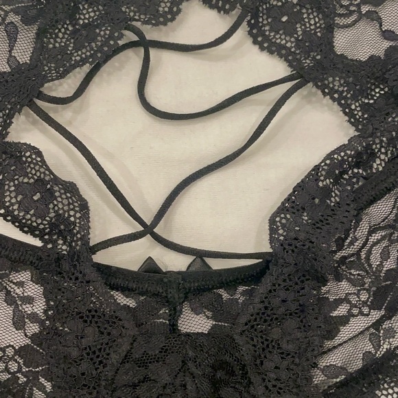 NEW WITH TAGS VICTORIA’S SECRET SIZE M CHEEKY BLACK FLORAL LACE WITH CUT-OUT - Picture 3 of 4